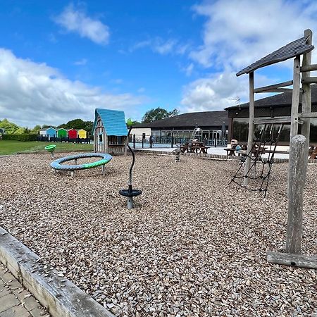 Cottontail Lodge - Hot Tub - Pet Friendly South Cerney Bagian luar foto