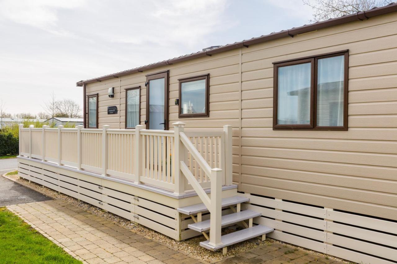 Cottontail Lodge - Hot Tub - Pet Friendly South Cerney Bagian luar foto