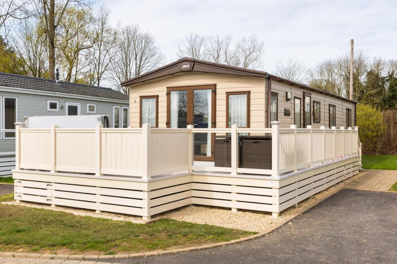 Cottontail Lodge - Hot Tub - Pet Friendly South Cerney Bagian luar foto