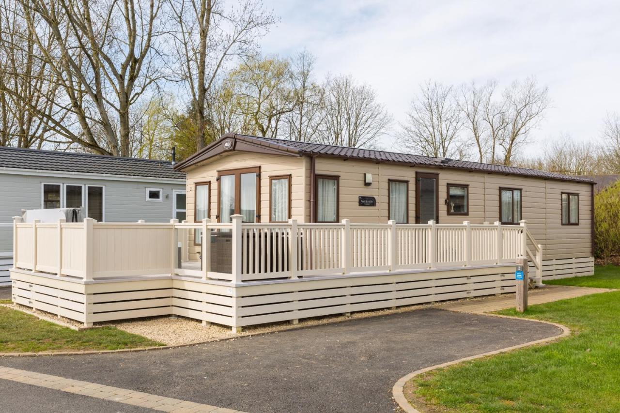 Cottontail Lodge - Hot Tub - Pet Friendly South Cerney Bagian luar foto