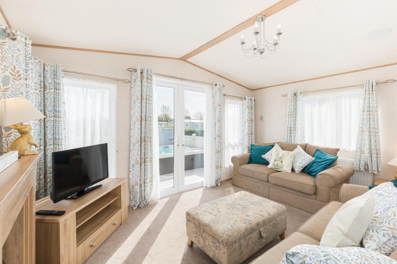 Cottontail Lodge - Hot Tub - Pet Friendly South Cerney Bagian luar foto