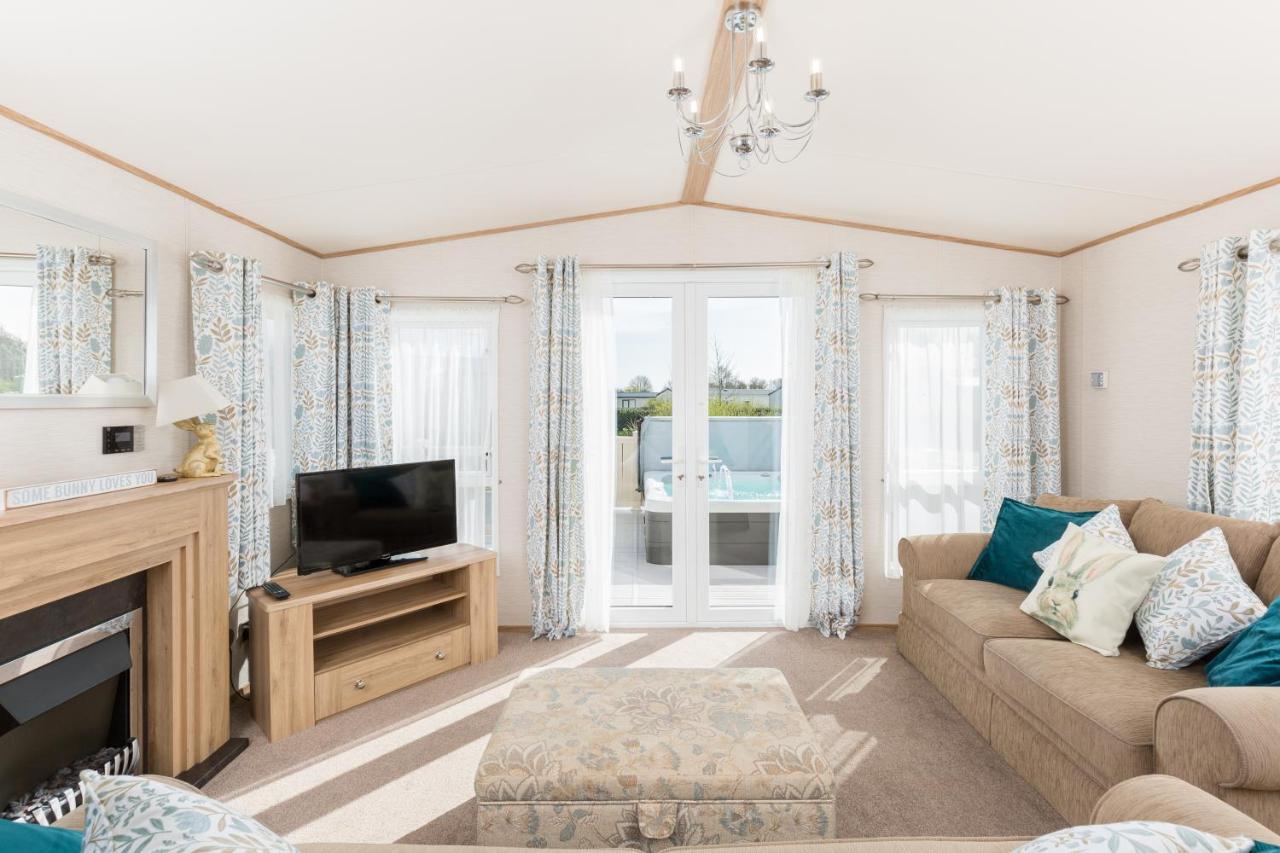 Cottontail Lodge - Hot Tub - Pet Friendly South Cerney Bagian luar foto