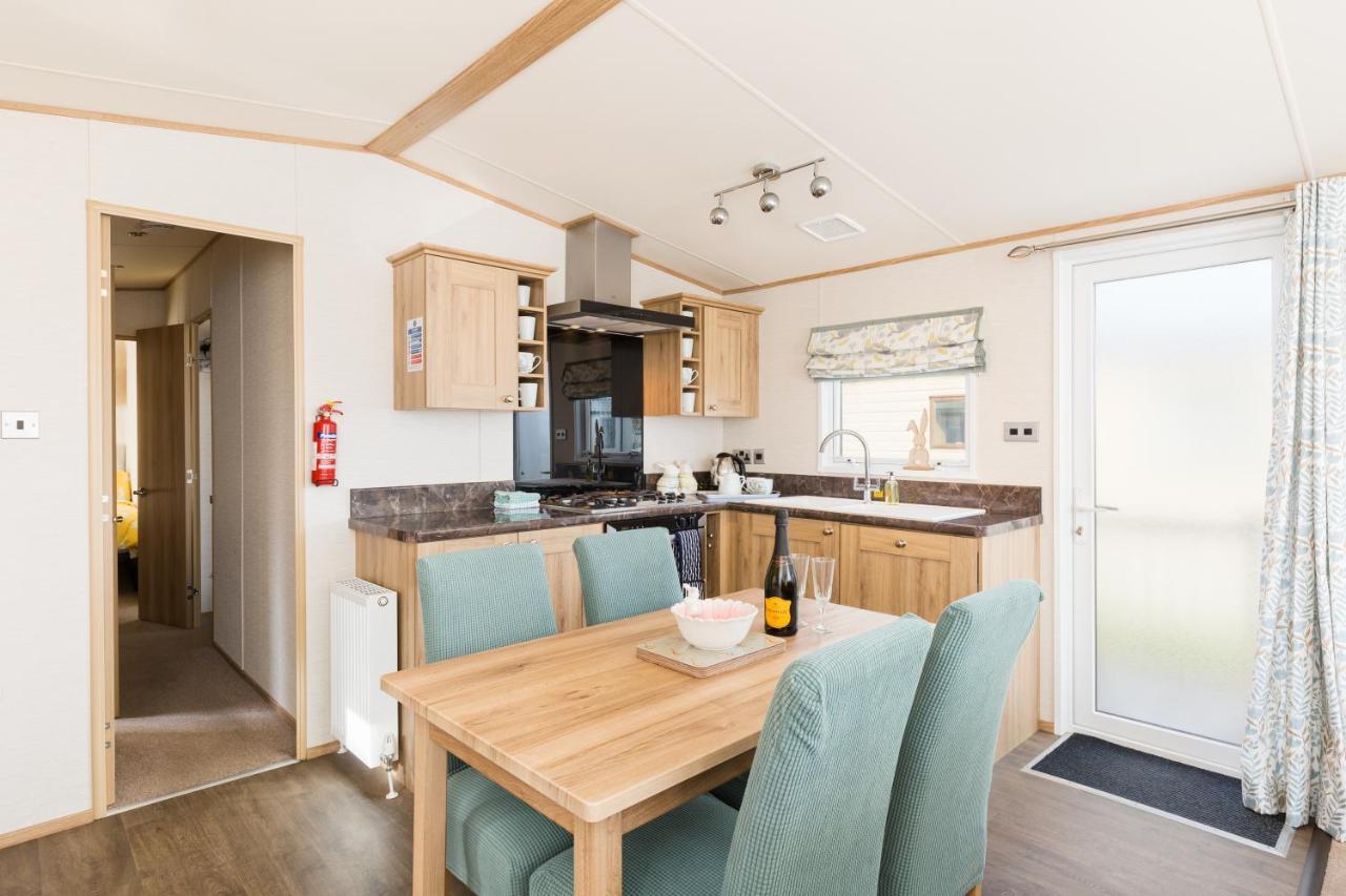 Cottontail Lodge - Hot Tub - Pet Friendly South Cerney Bagian luar foto