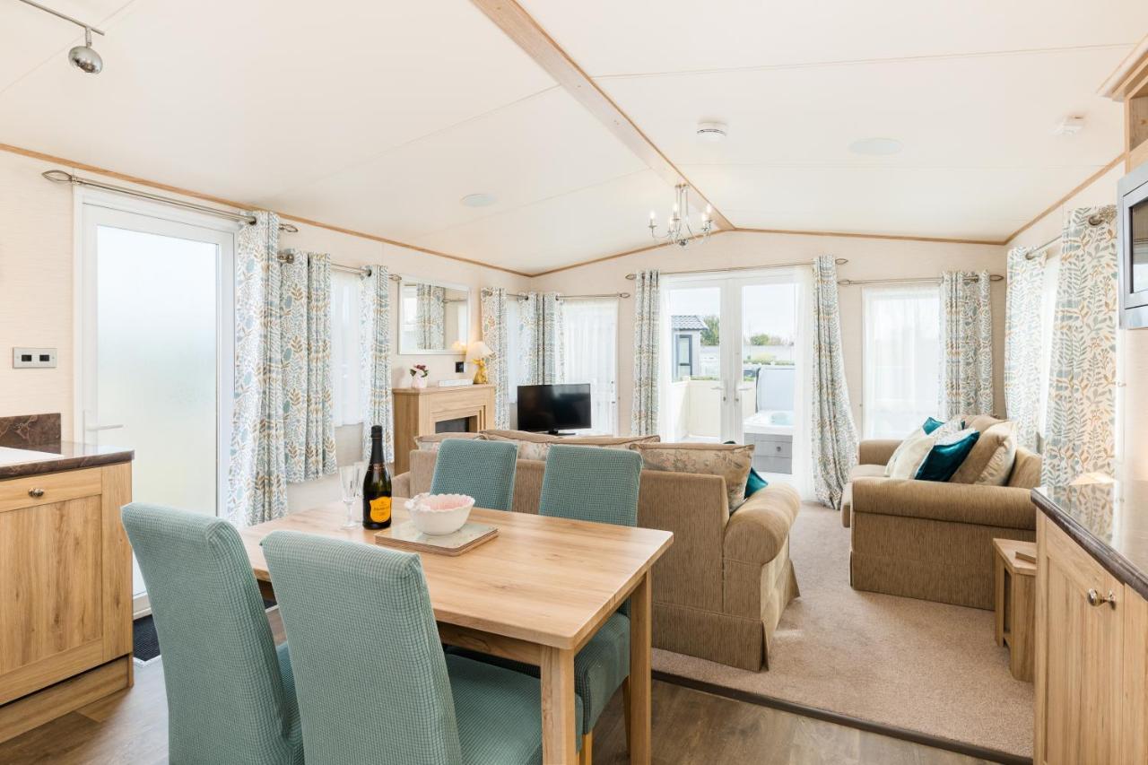 Cottontail Lodge - Hot Tub - Pet Friendly South Cerney Bagian luar foto