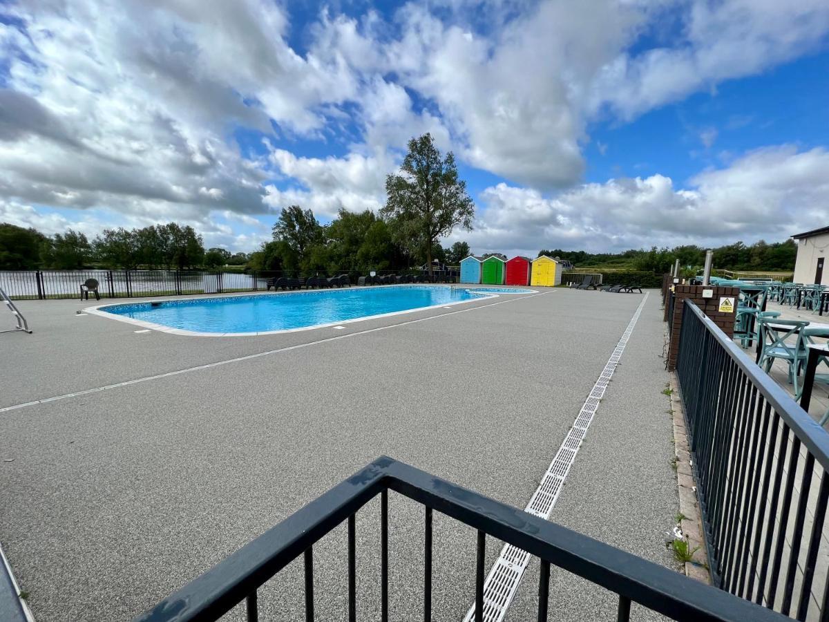 Cottontail Lodge - Hot Tub - Pet Friendly South Cerney Bagian luar foto