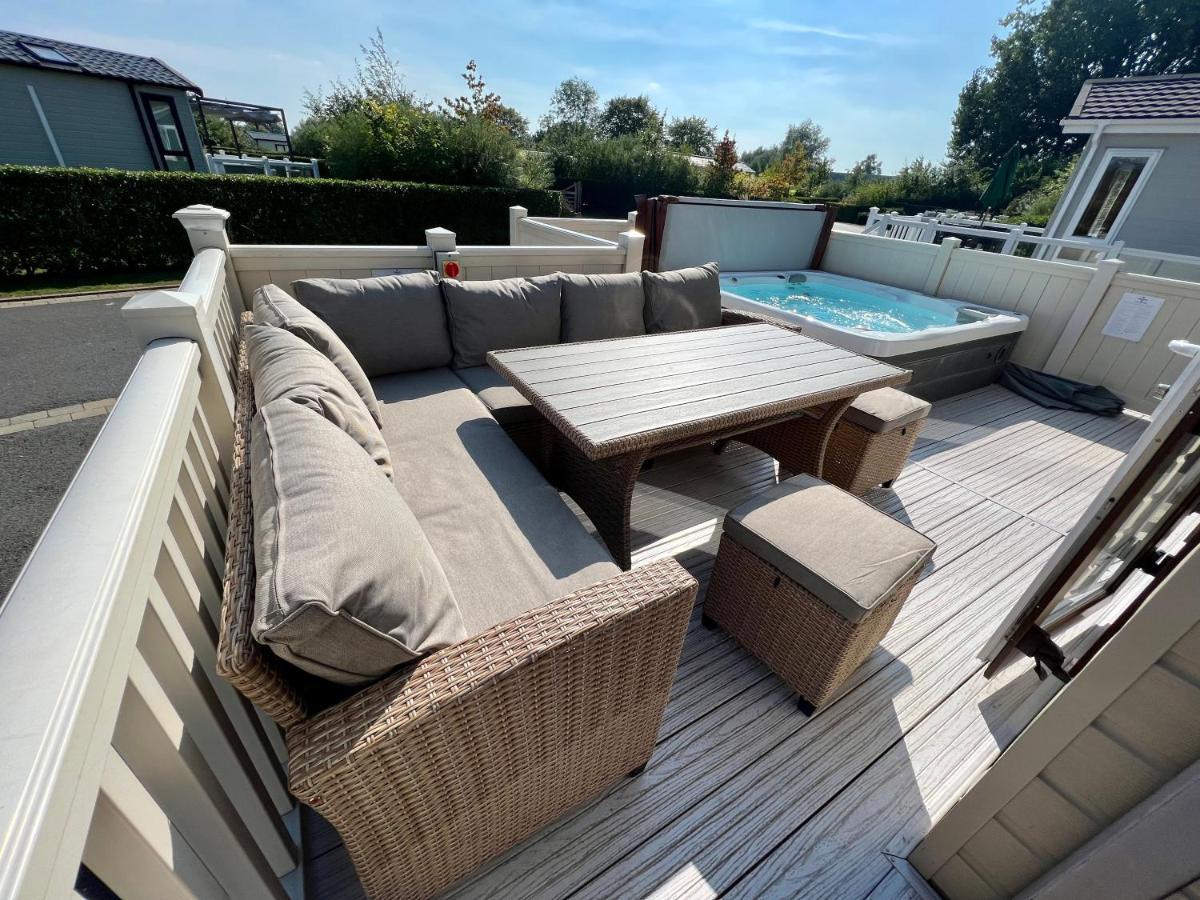 Cottontail Lodge - Hot Tub - Pet Friendly South Cerney Bagian luar foto
