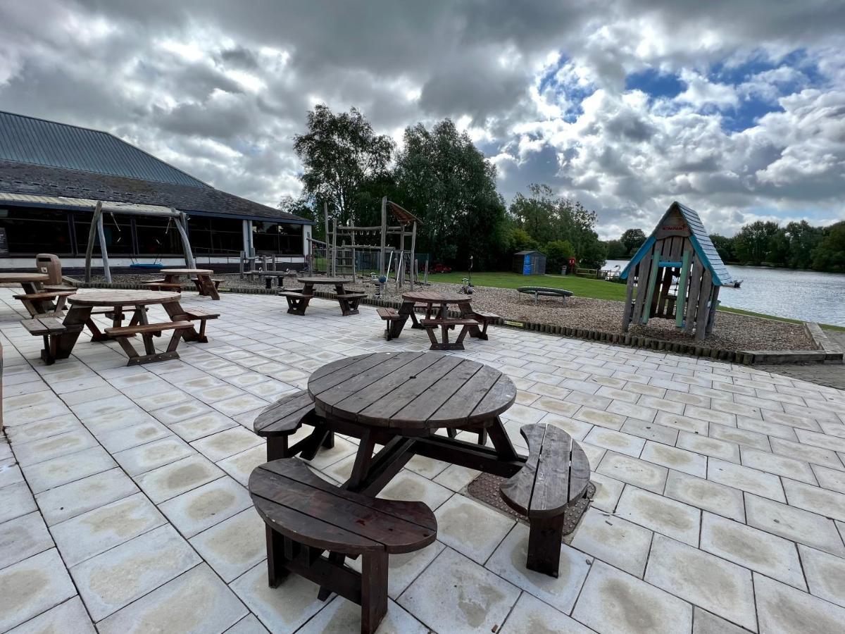 Cottontail Lodge - Hot Tub - Pet Friendly South Cerney Bagian luar foto