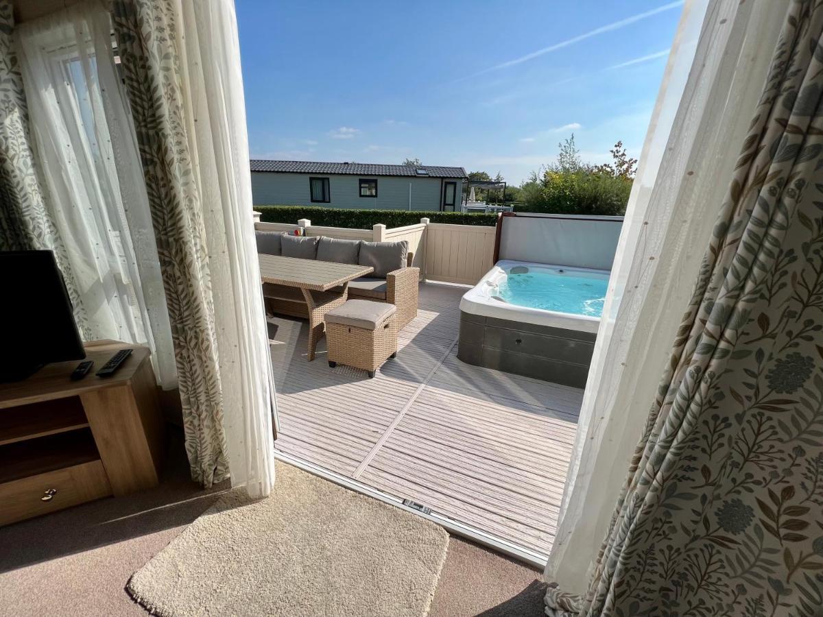 Cottontail Lodge - Hot Tub - Pet Friendly South Cerney Bagian luar foto