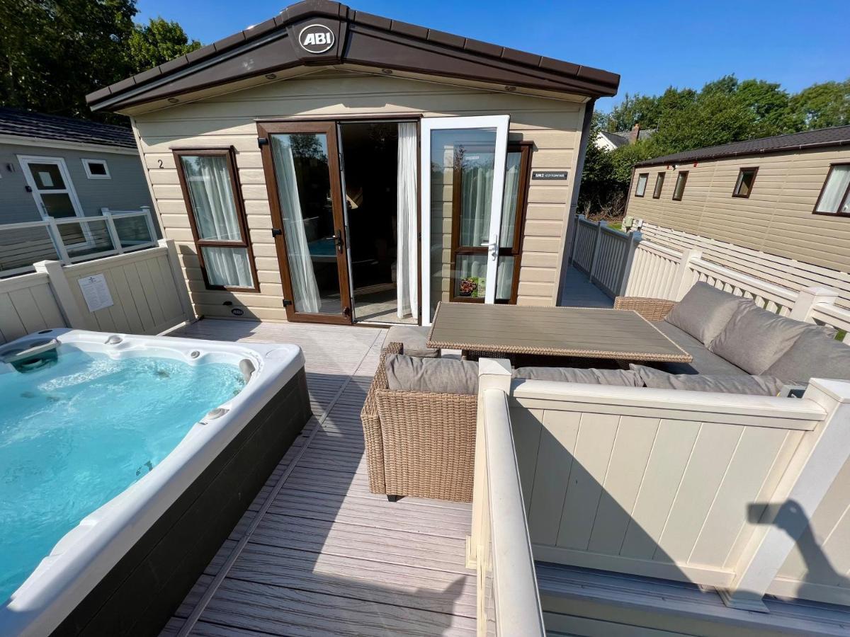 Cottontail Lodge - Hot Tub - Pet Friendly South Cerney Bagian luar foto