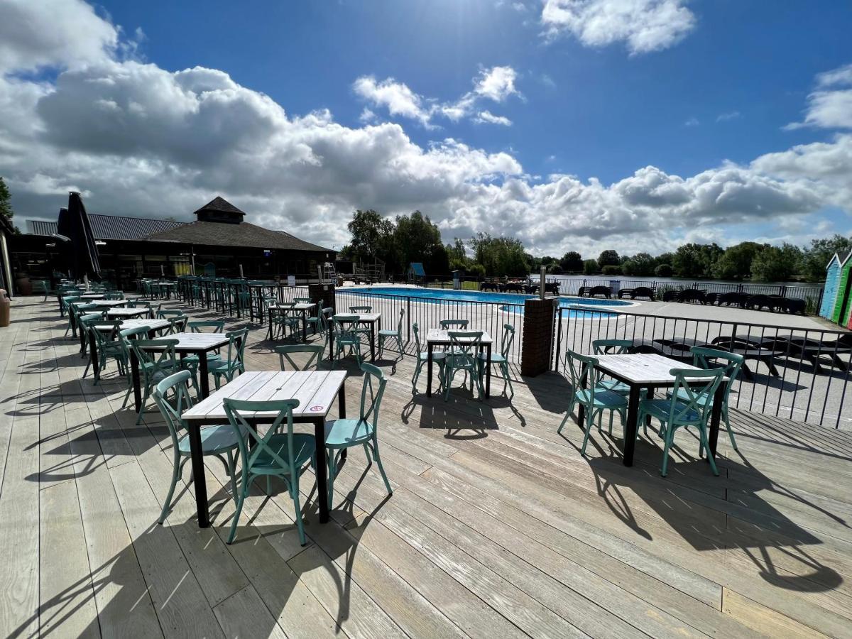 Cottontail Lodge - Hot Tub - Pet Friendly South Cerney Bagian luar foto